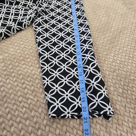 Women’s 2X Black White Geometric Blouse Button Front Lightweight Roll Tab Sleeve - Picture 11 of 13